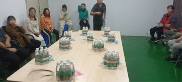 這家公司真土豪，套圈竟用現(xiàn)金當(dāng)禮品！